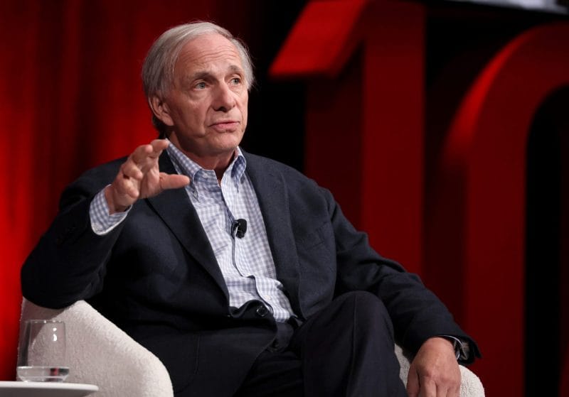 Ray Dalio, megainvestidor americano, alerta que a queda nas receitas tributárias pode desencadear um colapso