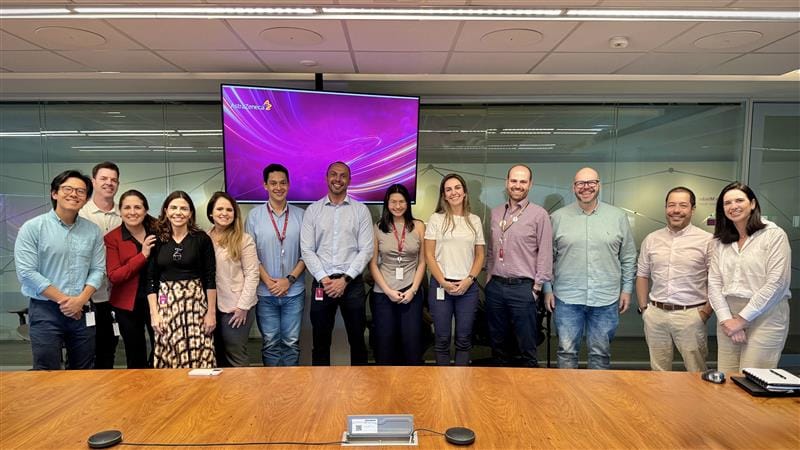 Propósito e cuidado com as pessoas: os ensinamentos dos CEOs para estudantes 2 | Brazil Economy Aluno foi recebido pelos executivos da AstraZeneca, comandada pelo CEO Olavo Corrêa: impacto positivo na sociedade