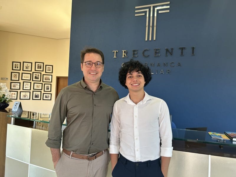 Propósito e cuidado com as pessoas: os ensinamentos dos CEOs para estudantes 3 | Brazil Economy Thiago Trecenti, CEO da Lwart Soluções Ambientais, com o aluno Raimundo: programa transformador