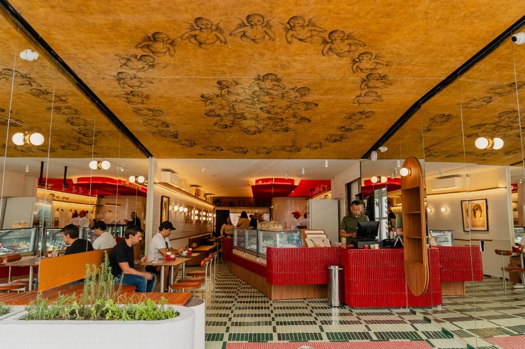 De Paraty a São Paulo: gelateria Miracolo abre as portas nos Jardins com sorvete e arte 1 | Brazil Economy Flagship da Miracolo teve investimento de R$ 4 milhões: teto artístico, com querubins, pintado por Aécio Sarti