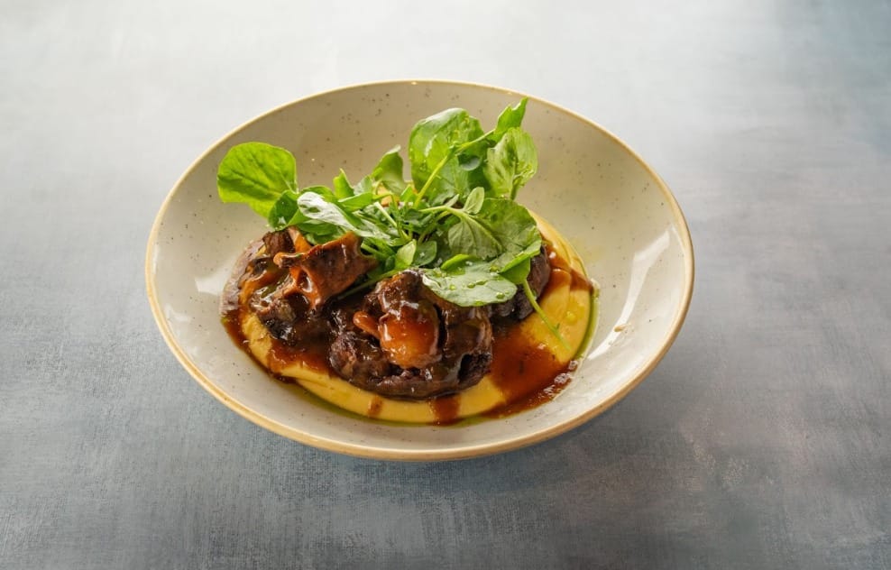 Rabada de Wagyu com polenta mole e agrião, servida no Varanda D.inner