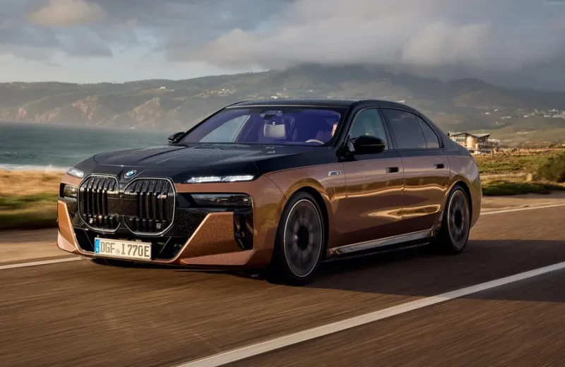 Velozes e eletrificados: Conheça 10 dos veículos mais luxuoso do mundo 7 | Brazil Economy 2024 bmw i7 m70 xdrive two tone liquid copper sapphire black 033 | Brazil Economy