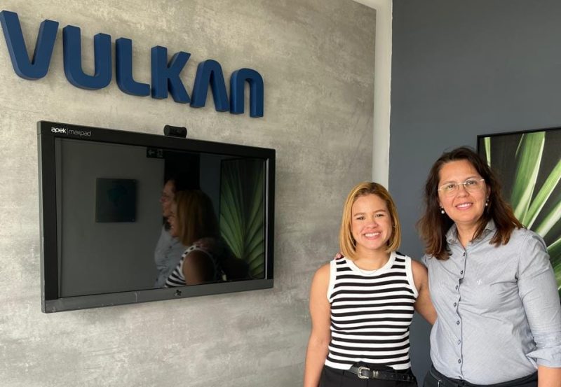 Impacto real, inspiração, pressão e resiliência: estudantes são CEO por 1 dia 3 | Brazil Economy CEO da Vulkan, Adriana Silva, com a estudante Liriel Melo