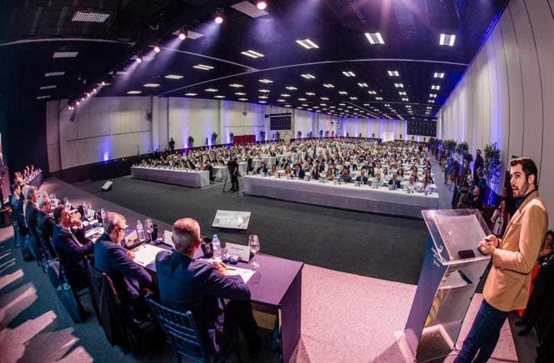 O público de 800 pessoas e a mesa de comentaristas: maior degustação de vinhos de uma única safra no mundo