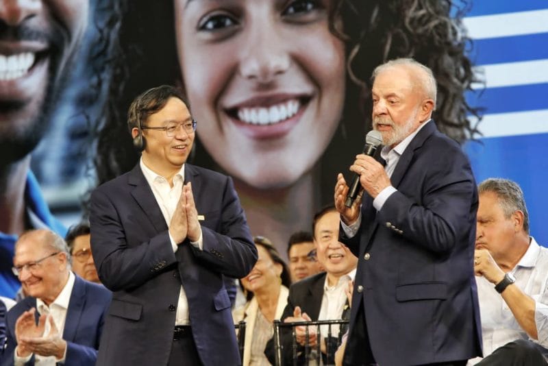 BYD inaugura megafábrica na Bahia e lança o primeiro super-híbrido plug-in flex 4 | Brazil Economy Wang Chuanfu, fundador e CEO global da BYD, com o presidente Lula durante a inauguração da fábrica