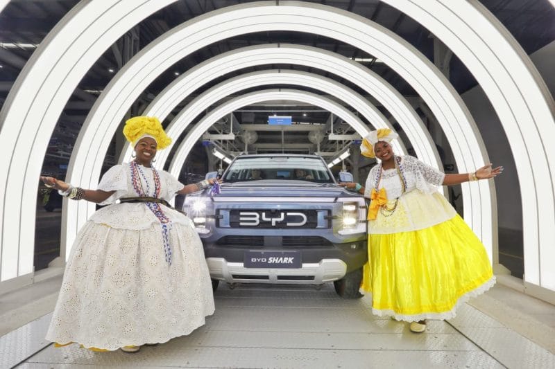 BYD inaugura megafábrica na Bahia e lança o primeiro super-híbrido plug-in flex 2 | Brazil Economy A fábrica baiana, a maior da empresa fora da Ásia, ocupa uma área equivalente a 645 campos de futebol