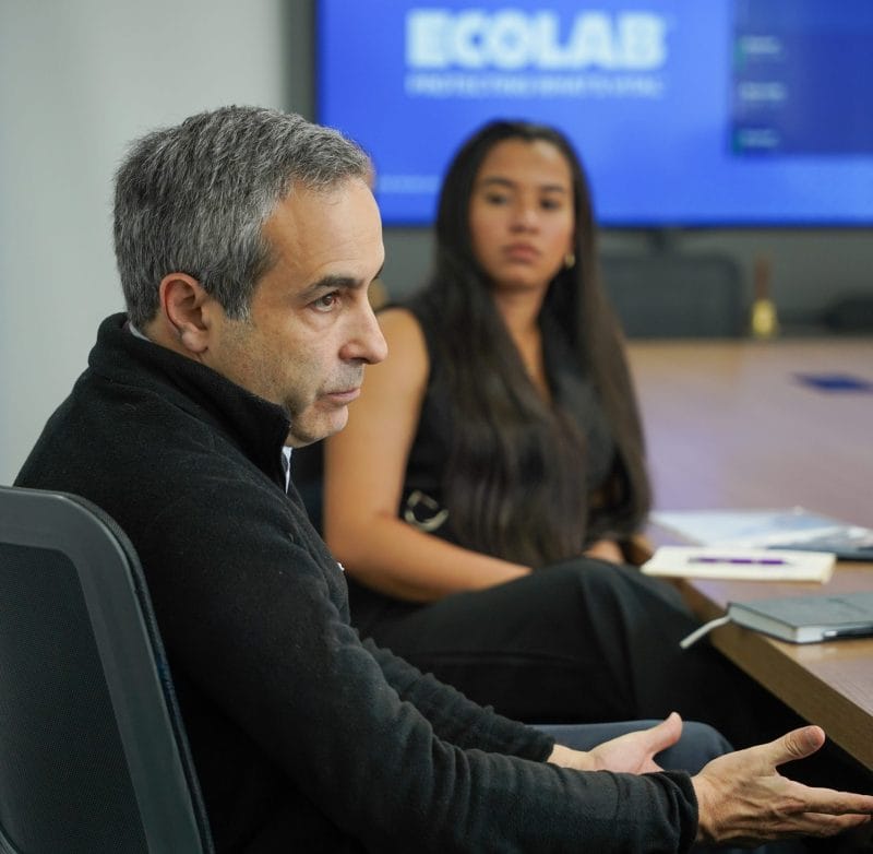 Impacto real, inspiração, pressão e resiliência: estudantes são CEO por 1 dia 4 | Brazil Economy Alfredo de Matos, vice-presidente e líder de mercado para o Brasil da Ecolab, com a a estudante Lauane Marques