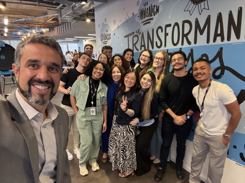 Resiliência, garra, engajamento e humildade: o que os CEOs procuram em jovens talentos 3 | Brazil Economy Felipe Barreiro, CEO da Align Technology, a estudante e os estagiários da companhia