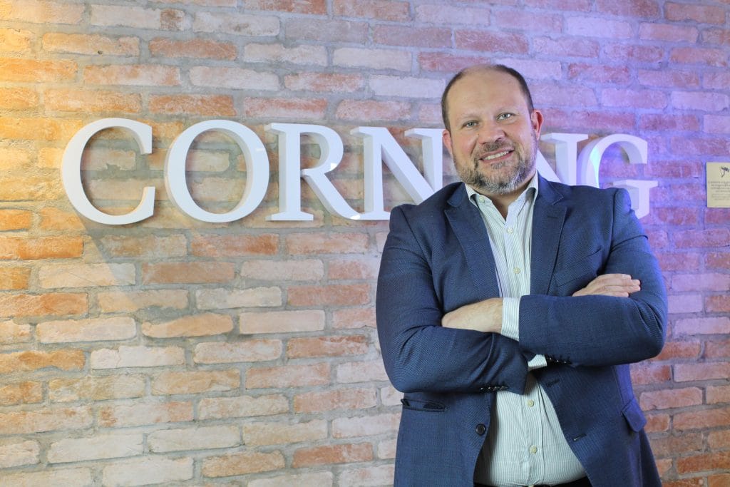 Corning caminha para o bicentenário com foco em soluções para datacenters de IA no Brasil 1 | Brazil Economy Juliano Covas, gerente regional de vendas de datacenters da Corning para América Latina e Central
