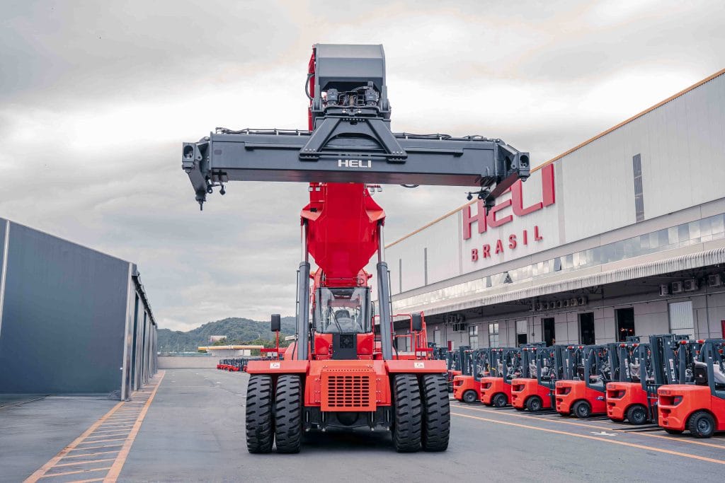 A empresa apresentou a primeira Reach Stacker elétrica a lítio com capacidade para 45 toneladas