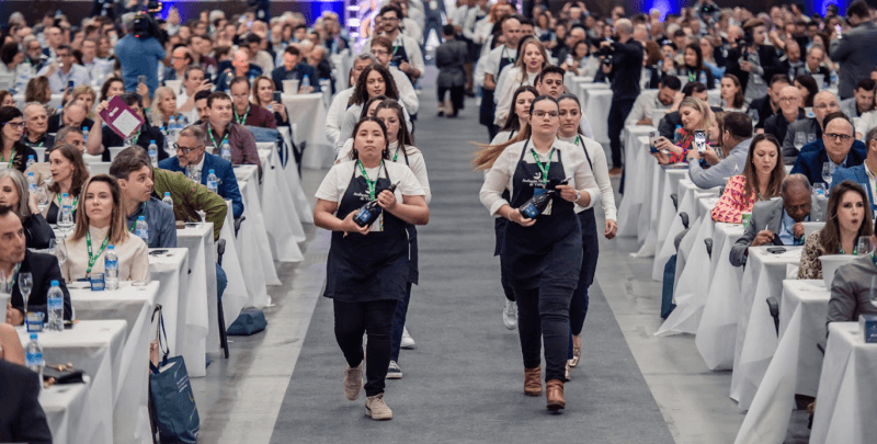 Conheça os 16 vinhos brasileiros mais representativos da safra 2025 21 | Brazil Economy Estudantes de enologia com garrafas servidas na Avaliação Nacional de Vinhos: amostras são degustadas às cegas