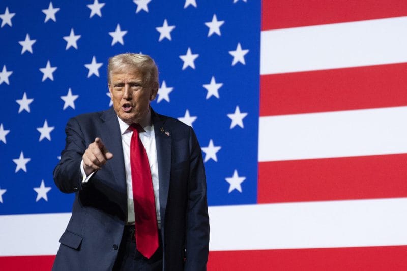 EUA preparam moeda com rosto de Trump, mas lei assinada por ele proíbe tal medida Lei assinada pelo próprio Trump em 2021 estabelece que retrato de pessoa viva não pode ser incluído em moeda