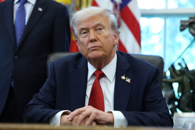 Distribuição de cheques de Trump de até US$ 2 mil deve alimentar a inflação Trump disse que pretende distribuir aos americanos de baixa renda parte da arrecadação do tarifaço