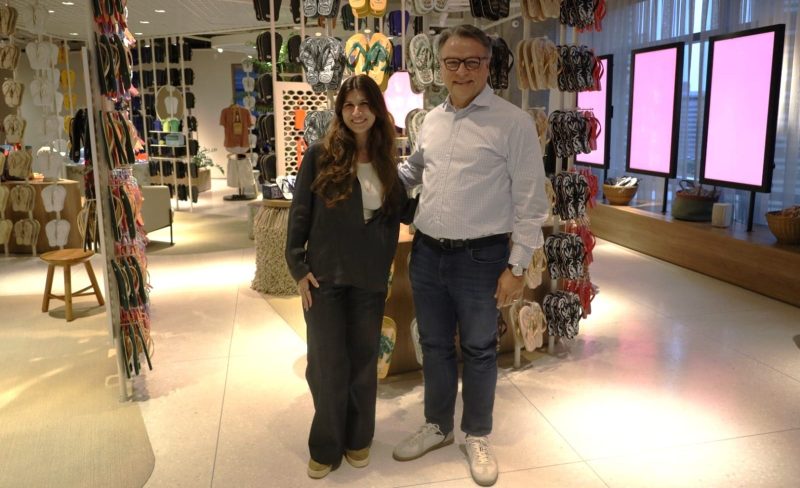 Resiliência, garra, engajamento e humildade: o que os CEOs procuram em jovens talentos 11 | Brazil Economy Liel Miranda, CEO da Alpargatas, com Laura Mian, estudante de engenharia ambiental na Unesp