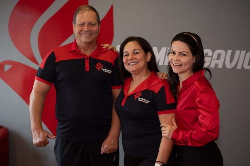 Academia Gaviões ganha músculos fora do Brasil e projeta 300 unidades até 2026 2 | Brazil Economy Casal Léo e Roseli, fundadores da Academia Gaviões, com a filha Priscila Aguiar, CEO da empresa
