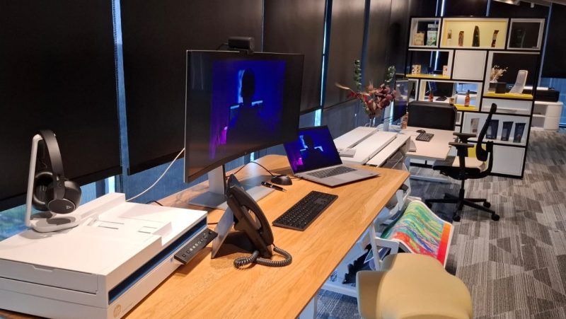 O trabalho não está funcionando. Preocupada, HP ativa inteligência humana na Era da IA 4 | Brazil Economy Hub de inovação e experiências da HP mostra a capacidade de seus produtos e muito do que eles podem auxiliar para melhorar as condições de trabalho