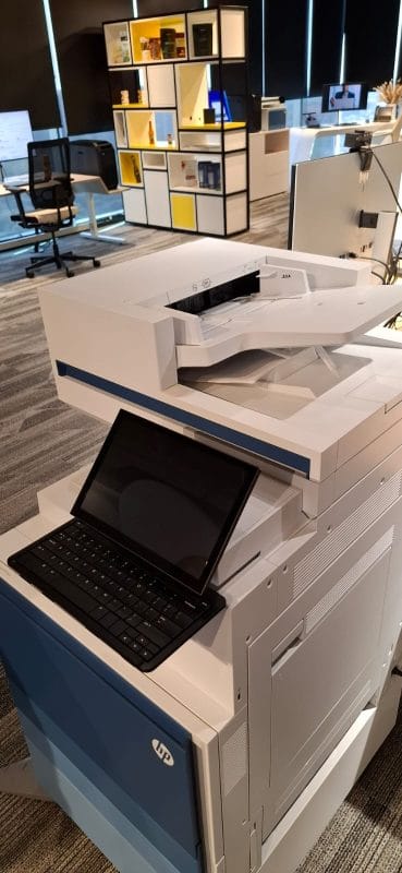O trabalho não está funcionando. Preocupada, HP ativa inteligência humana na Era da IA 5 | Brazil Economy Na estação de impressoras do CWC, a HP mostra como a IA e a cibersegurança estão embutidas em seus produtos