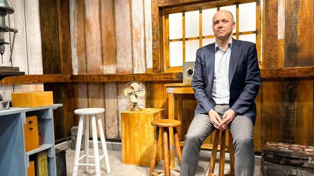 Mateo Figueroa, diretor-geral da HP para a América Latina, na reprodução da garagem que deu início à companhia