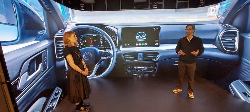 “Contratamos um a cada 30 minutos”, diz Rodolfo Eschenbach, CEO da Accenture Brasil 3 | Brazil Economy No novo centro de inovação da Accenture, a Cave foi transformada no painel do modelo de carro Tera, da Volkswagen