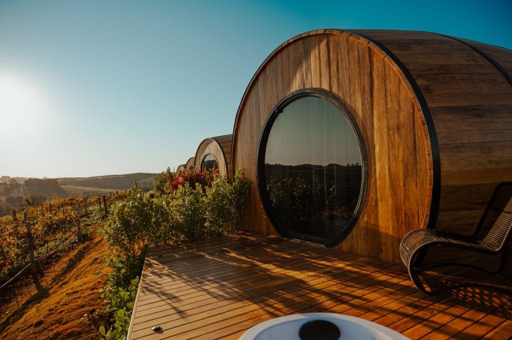Com Villa DeJota, fundador da Frigol cria atração enoturística no interior paulista 1 | Brazil Economy As Tiny Wine Houses: arquitetura escultural e deck com hidromassagem com vista para o amplo horizonte da Cuesta