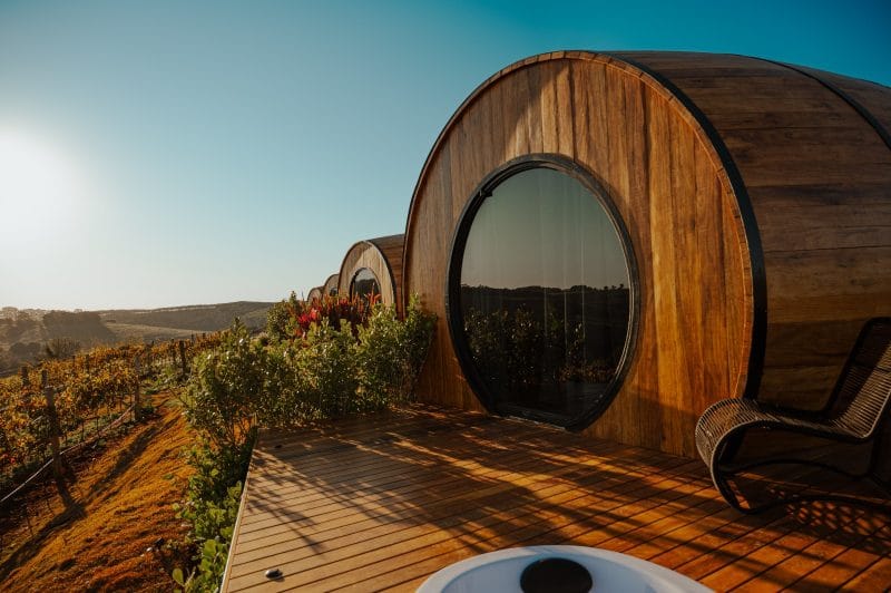 Com Villa DeJota, fundador da Frigol cria atração enoturística no interior de São Paulo As Tiny Wine Houses: arquitetura escultural e deck com hidromassagem com vista para o amplo horizonte da Cuesta