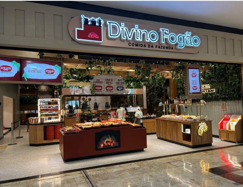 A receita de negócios do Divino Fogão: megalojas em shoppings e em rodovias 3 | Brazil Economy Nas megalojas, as linhas de pratos quentes, frios, saladas e sobremesas dão lugar a ilhas de refeições, deixando a movimentação dos consumidores mais fluida