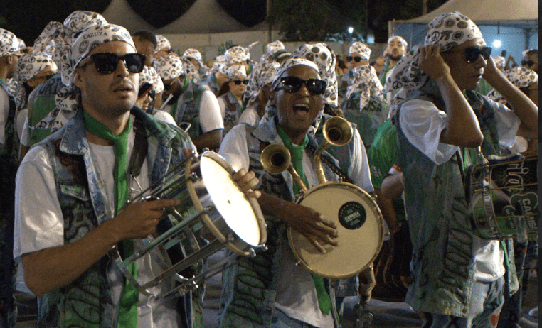 Caito Maia detona Big Techs, condena juros, aposta no TikTok e muda plano para 2026 3 | Brazil Economy Desfile da Camisa Verde e Branco, no Carnaval 2025, levou para a Avenida mais de 600 óculos da Chilli Beans inspirados em Cazuza