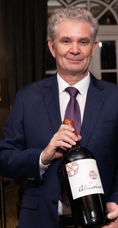 Michel Friou com uma garrafa magnum do vinho do qual é enólogo chefe desde 2010: pronto para beber hoje, mas também daqui a 30 anos