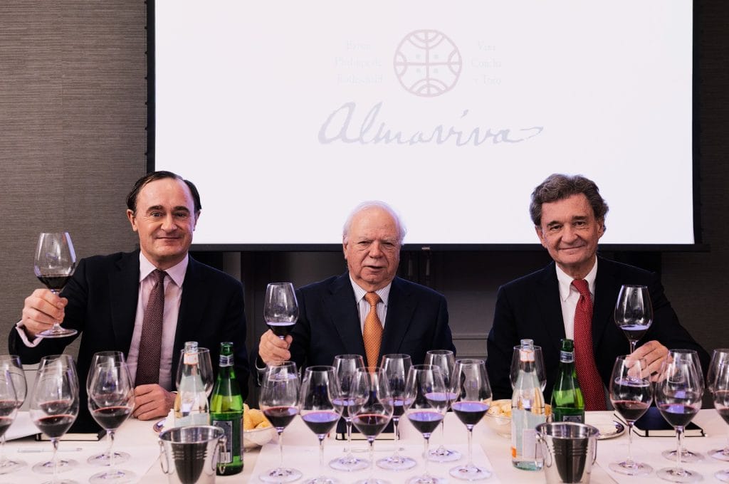 A partir da esquerda, Julien de Beaumarchais de Rothschild, Rafael Guilistati Gana e Philippe Sereys de Rothschild: herdeiros da companhia que mantém o legado do melhor de dois mundos