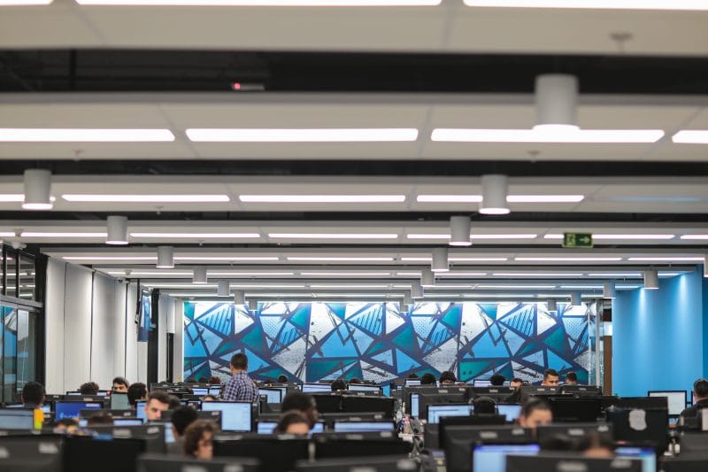 O Brasil segue como principal operação, com 36% do faturamento e cerca de 43 mil dos 92 mil colaboradores globais