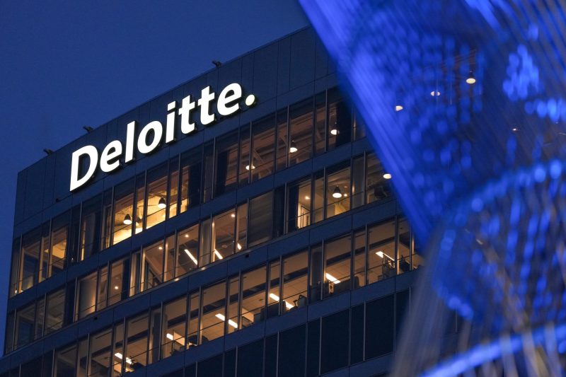 A reportagem diz que o relatório da Deloitte continha citações falsas, retiradas de artigos acadêmicos inexistentes