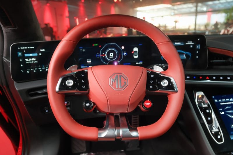 MG Cyberster: cockpit imersivo com três telas, painel de comando digital e acabamentos em couro