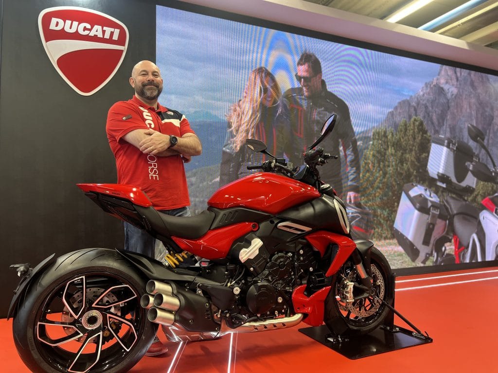 Ducati acelera com novos modelos e tecnologia no Brasil, mas prevê expansão só em 2027 1 | Brazil Economy Daniel Paixão, CEO da Ducati do Brasil, ao lado do modelo Diavel V4