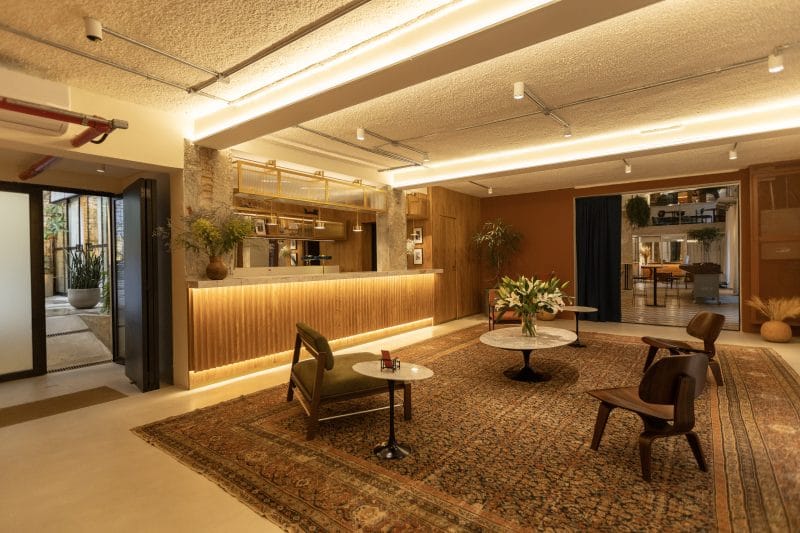 Sabor e elegância: Janela reinventa cardápio inspirado em Nova York e no 'efeito Ozempic' 3 | Brazil Economy Ambiente traz a personalidade dos sócios e uma estética diferenciada: móveis e decoração unem o moderno ao rústico