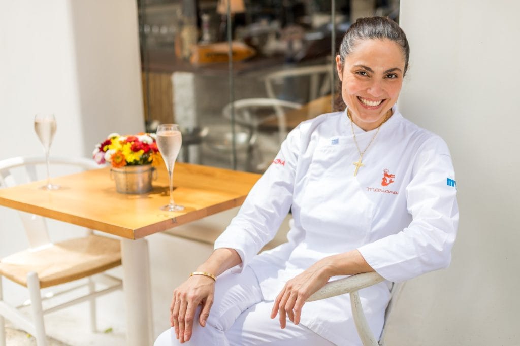 Mariana Fonseca em um dos restaurantes que criou após morar na Grécia: culinária associada ao estilo de vida