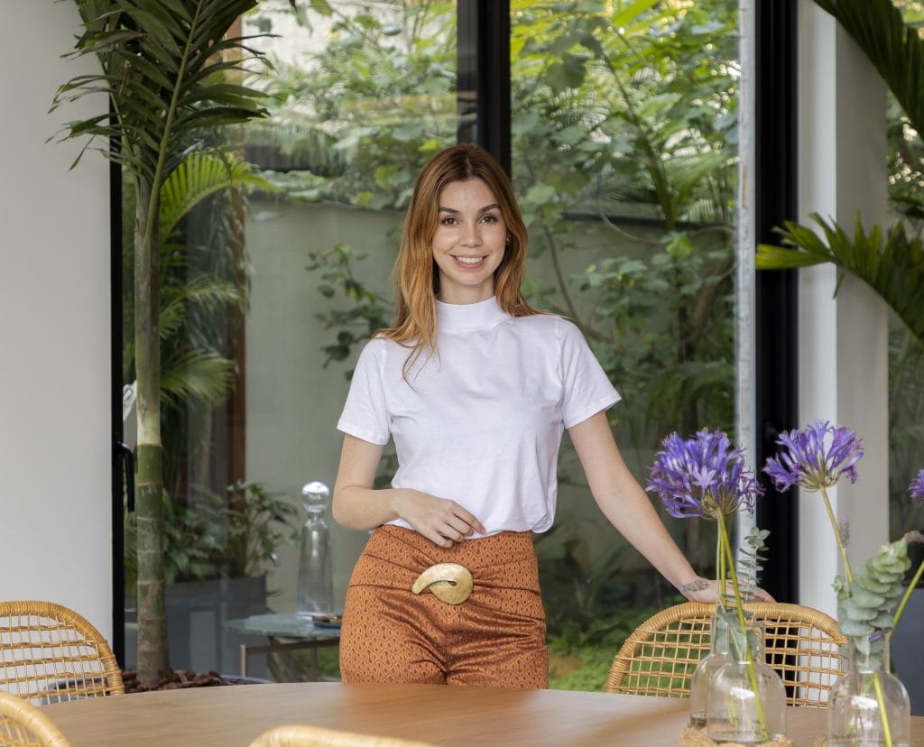 The Golf Village lança nova fase do luxo na Riviera de São Lourenço 1 | Brazil Economy A arquiteta santista Mariana Crego em uma das dez casas que projetou e decorou no litoral paulista. As vendas só começam com o Habite-se aprovado