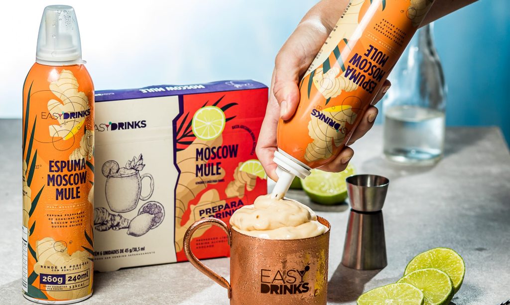 Easy Drinks coloca tecnologia na coqueteleira e projeta receita de R$ 40 milhões anuais 1 | Brazil Economy Kit para a elaboração de Moscow Mule, com a espuma de gengibre que se tornou o grande case de sucesso da empresa