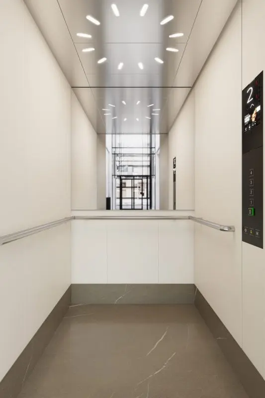 Schindler 6000, destinado a empreendimentos de alto e médio padrão, como centros comerciais e prédios residenciais