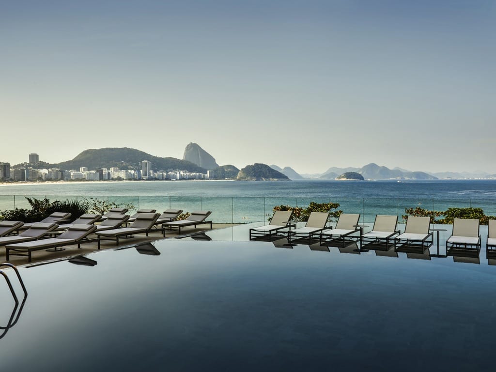 Entre o mar e o requinte: luxo no Rio de Janeiro além do Copacabana Palace 1 | Brazil Economy Vista da orla carioca a partir da piscina de borda infinita do Fairmont: atmosfera de luxo descontraído é valorizada pela identidade brasileira