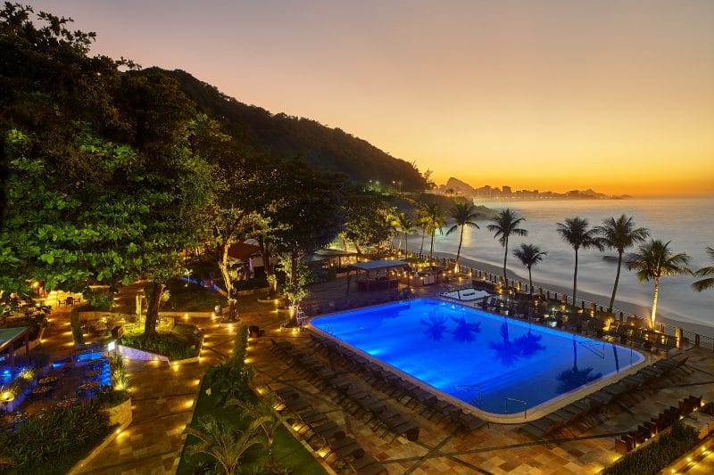 Entre o mar e o requinte: luxo no Rio de Janeiro além do Copacabana Palace 2 | Brazil Economy Leblon e Ipanema ao fundo, com a vista da piscina e da praia do Vidigal que formam a paisagem única do Sheraton Grand Rio