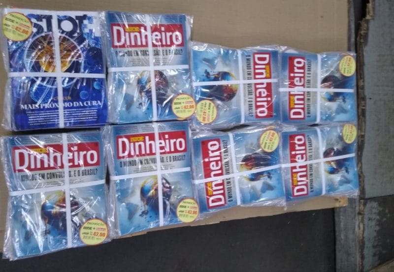 Parte dos exemplares da IstoÉ Dinheiro recolhidos das bancas por ordem de Vorcaro