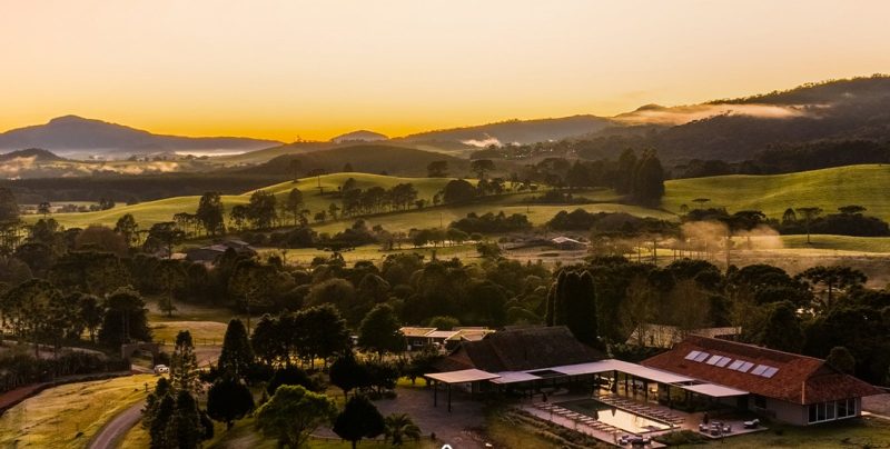 Vista aérea da Fazenda Bom Retiro, onde funciona a Vinícola Thera, na paisagem de altitude da Serra Catarinense