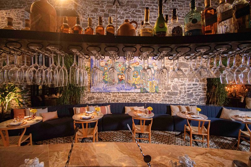 Palacete Tirachapéu revê o passado para conectar a Bahia com o futuro 2 | Brazil Economy O restaurante Preta visto a partir do bar, um dos apelos que reforçam a vocação do Palacete para ser um polo de gastronomia e cultura