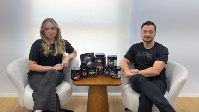 Ingrid Moreira, coordenadora de marca da Dark Lab, e Thiago Kitzinger, head comercial e de marketing