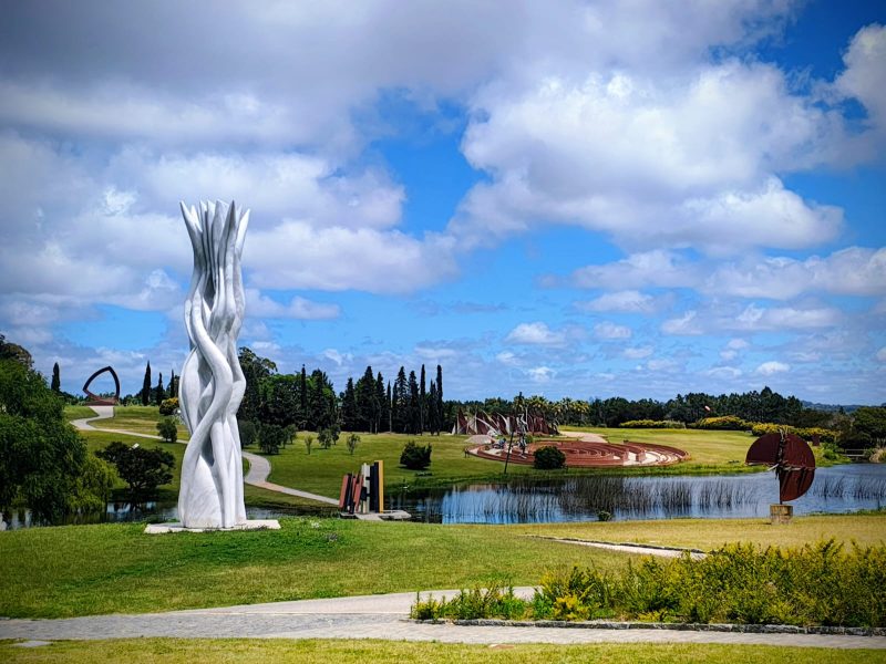 Escultura de Pablo Atchugarry em meio ao museu de arte a céu aberto que leva seu nome, em Manantiales