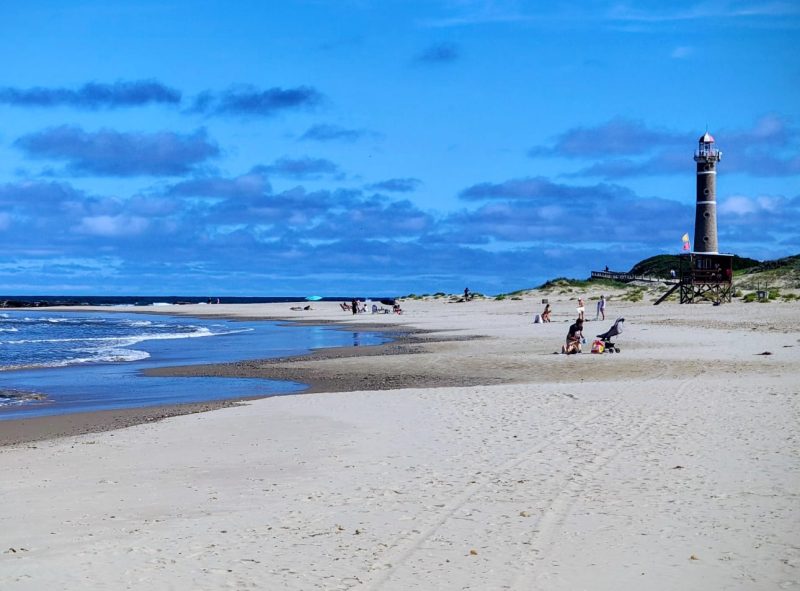 Vista da praia de José Ignacio com o Farol em destaque: antigo vilarejo de pescadores se tornou símbolo do novo luxo do Uruguai