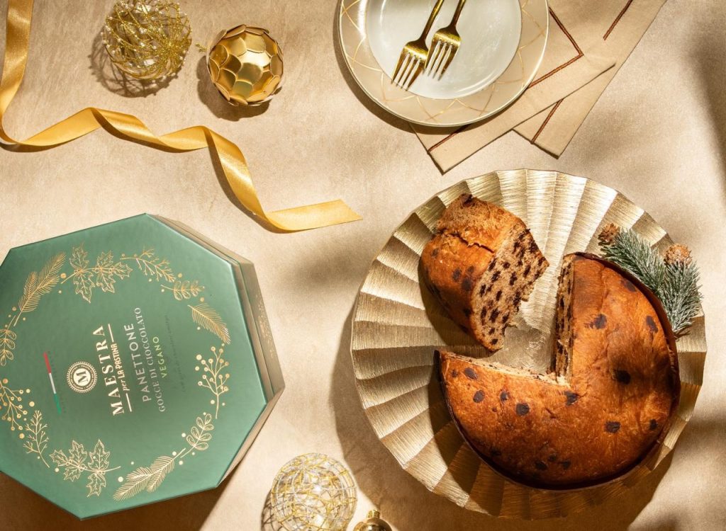 Maestra per La Pastina eleva o panetone ao status de objeto de desejo na alta gastronomia 1 | Brazil Economy Panetone com gotas de chocolate vegano, fazendo jus ao slogan “Presenteie com o incomparável”