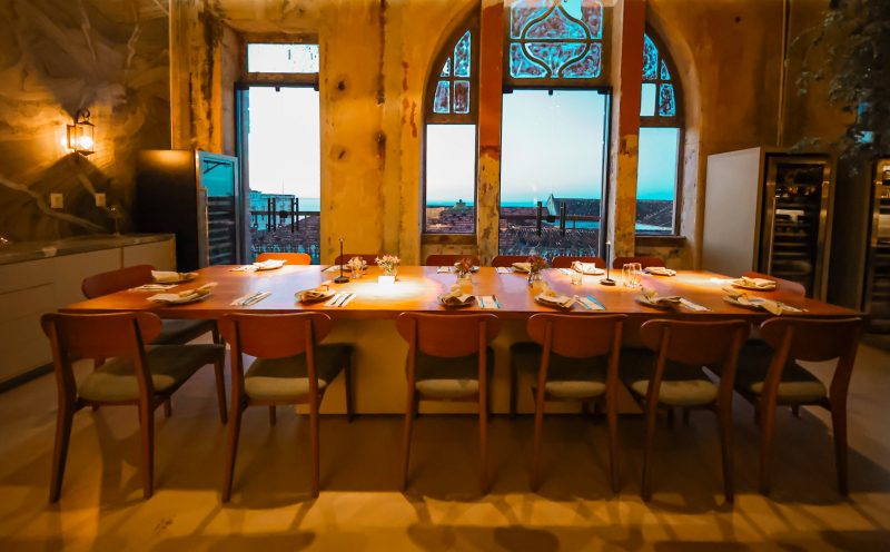 Palacete Tirachapéu revê o passado para conectar a Bahia com o futuro 4 | Brazil Economy Mesa do restaurante Pala7, que tem menu assinado pelo chef Claude Troisgros: sucesso também com o público local