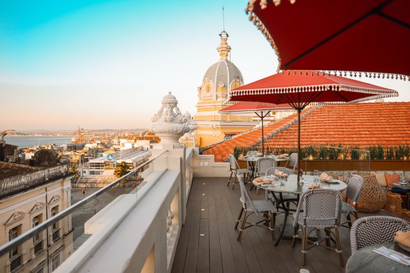 Rooftop com um detalhe da cúpula em abóboda e vista da Bahia de Todos os Santos e a prefeitura de Salvador