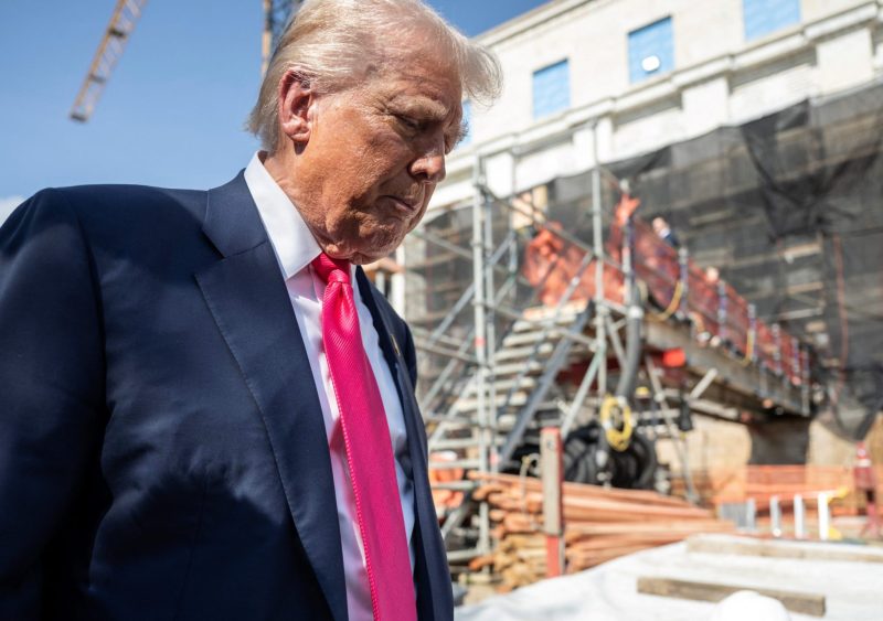 O presidente Donald Trump olha para baixo após visitar as obras no Federal Reserve, em Washington, DC
